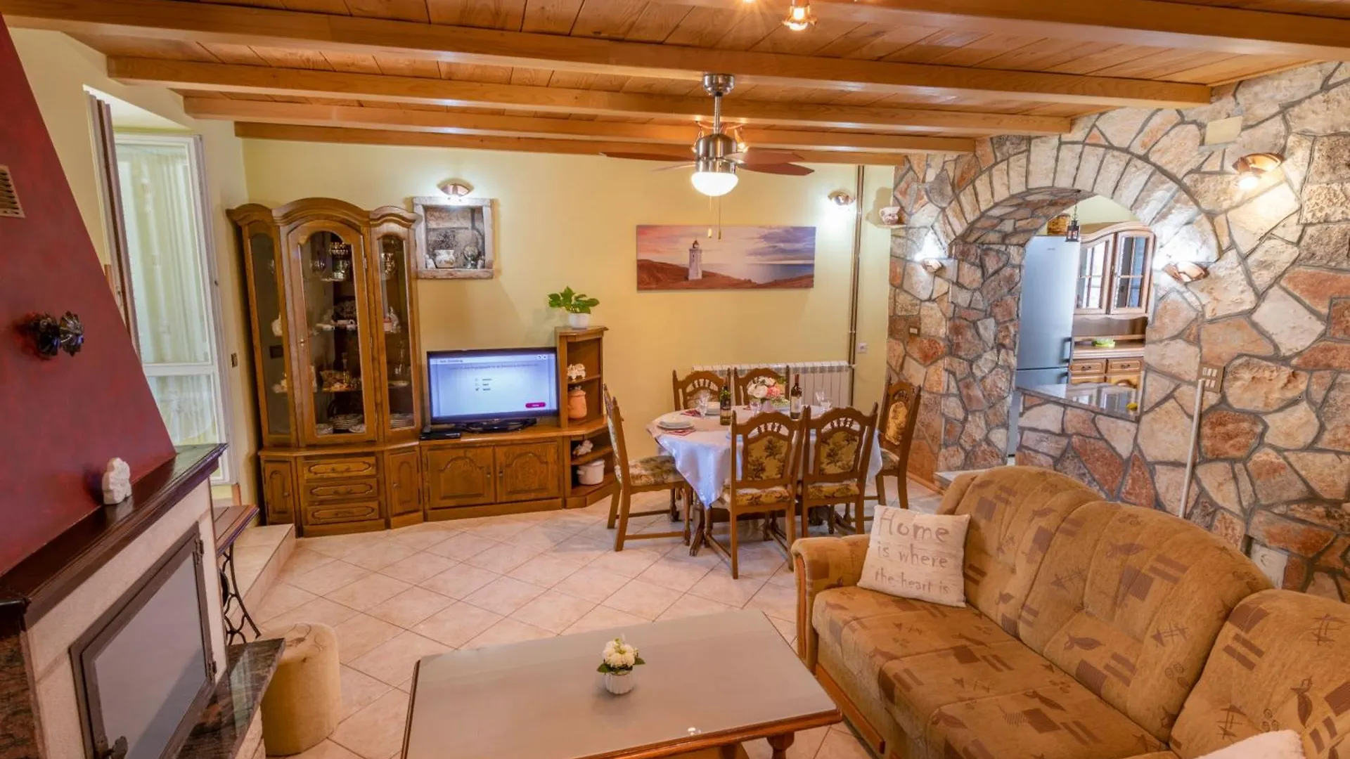 Villa Dajana, A Cozy Pet Friendly Villa Minutes From The Beach Juršići بيت للعطل